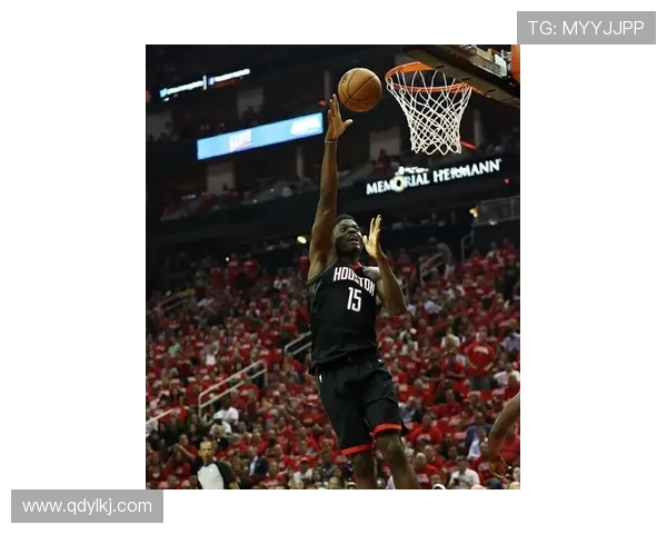 埃奇库姆首节表现抢眼三分球命中率高效砍下10分3篮板